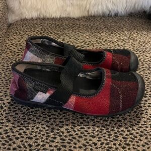 Keen Sienna Mary Janes - size 8.5 - red plaid wool